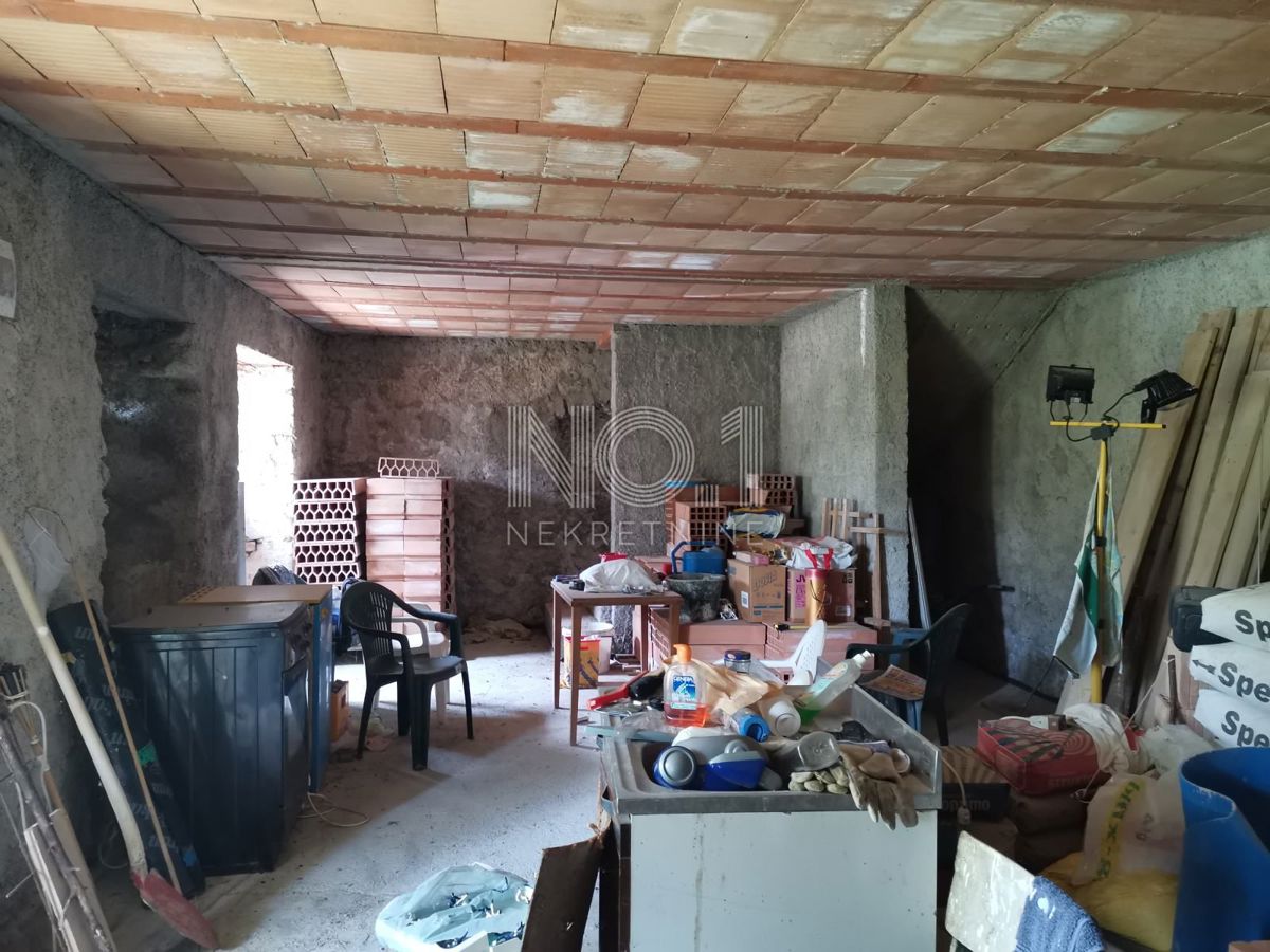 Lič - prodaja samostojne hiše v fazi obnove