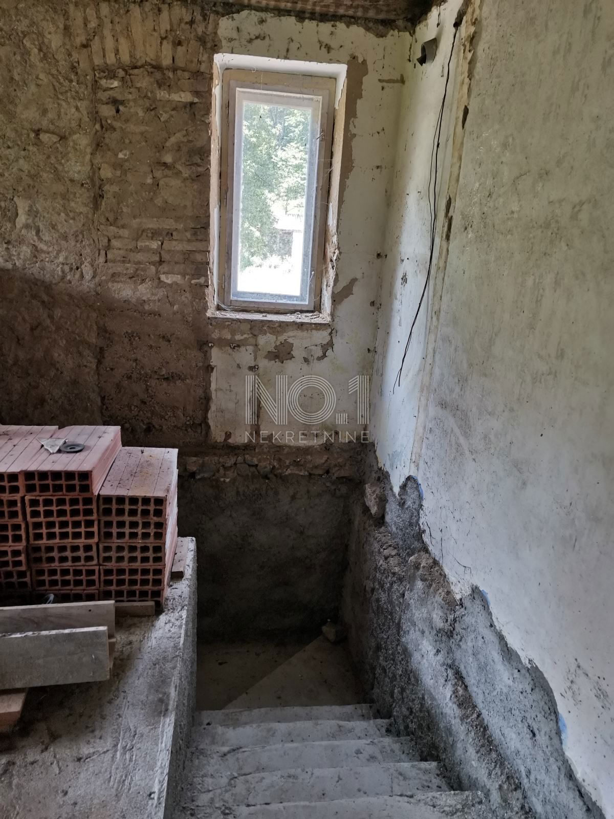 Lič - prodaja samostojne hiše v fazi obnove