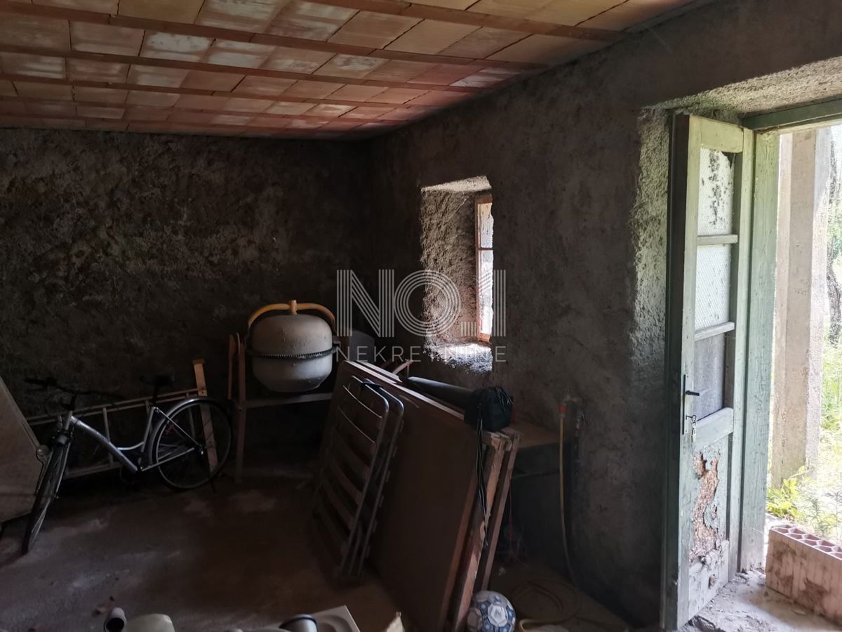 Lič - prodaja samostojne hiše v fazi obnove