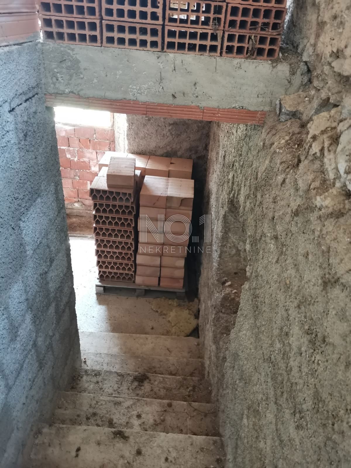 Lič - prodaja samostojne hiše v fazi obnove