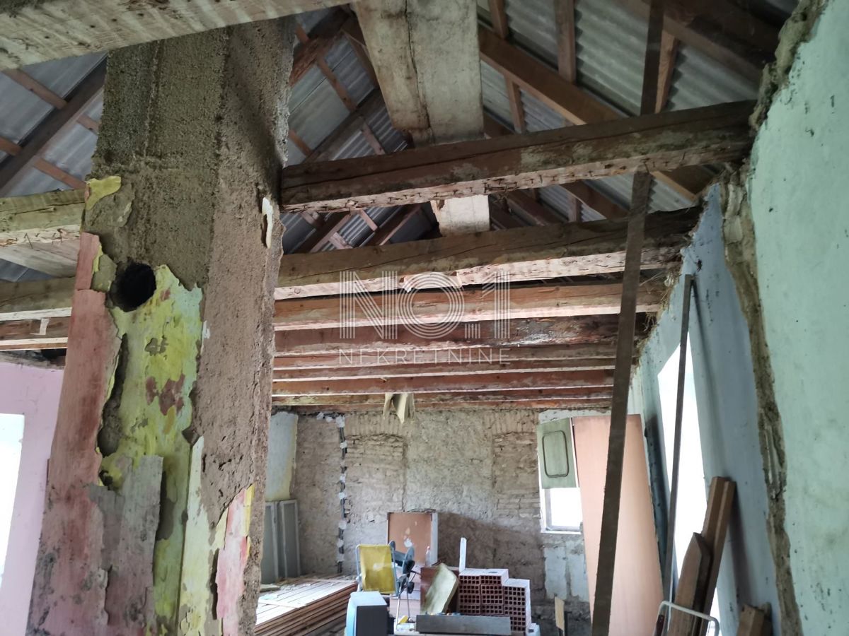 Lič - prodaja samostojne hiše v fazi obnove