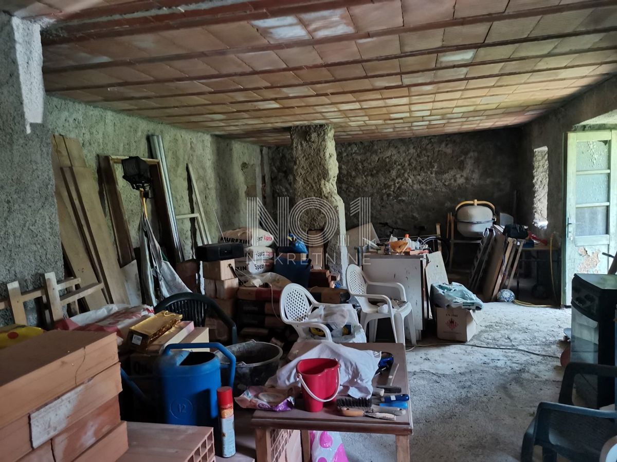 Lič - prodaja samostojne hiše v fazi obnove