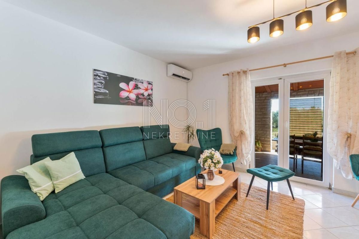 Peruški - prodaja hiše z 2 apartmaji in uhodanim poslom oddajanja