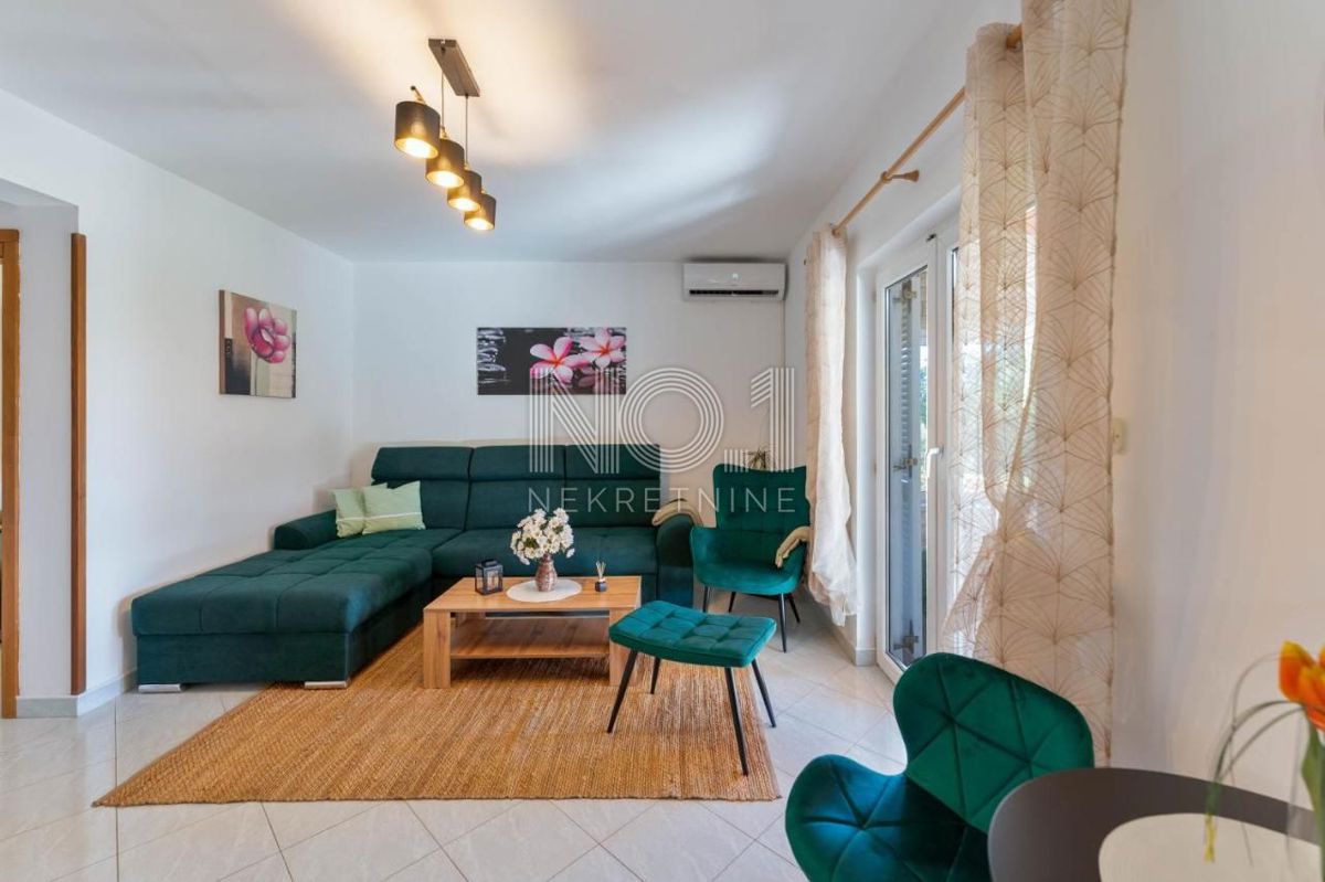 Peruški - prodaja hiše z 2 apartmaji in uhodanim poslom oddajanja