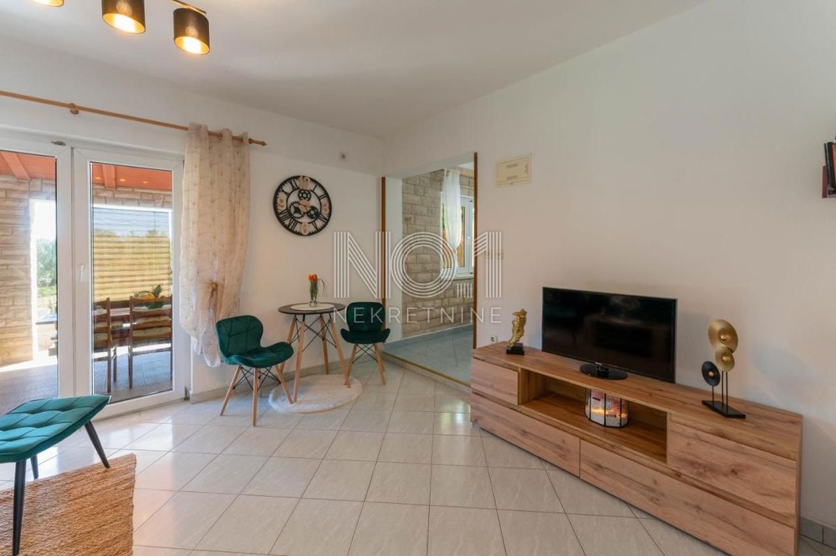 Peruški - prodaja hiše z 2 apartmaji in uhodanim poslom oddajanja