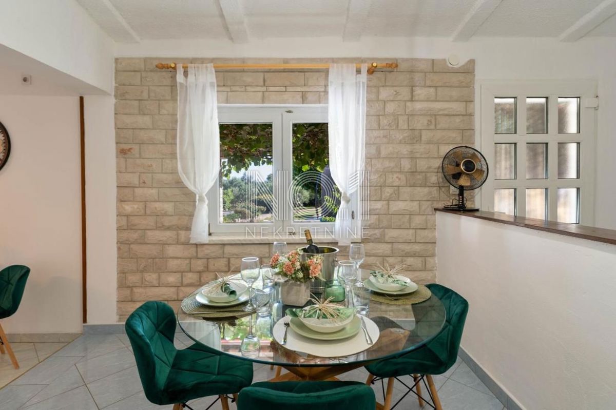 Peruški - prodaja hiše z 2 apartmaji in uhodanim poslom oddajanja