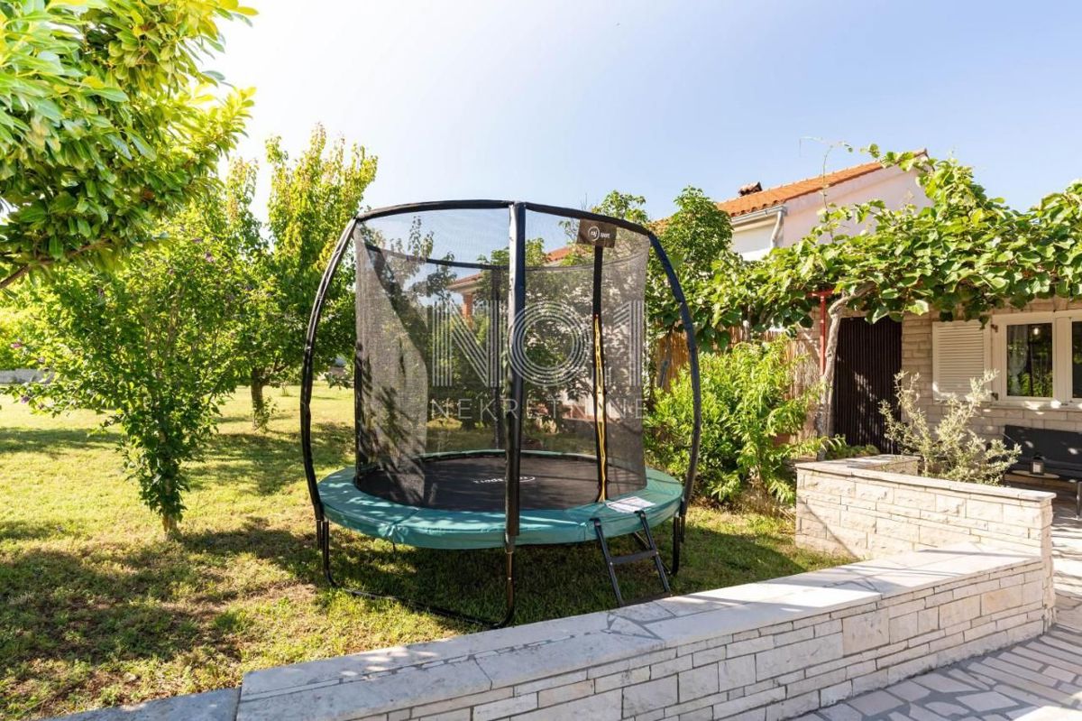 Peruški - prodaja hiše z 2 apartmaji in uhodanim poslom oddajanja