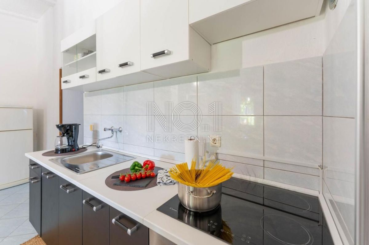 Peruški - prodaja hiše z 2 apartmaji in uhodanim poslom oddajanja