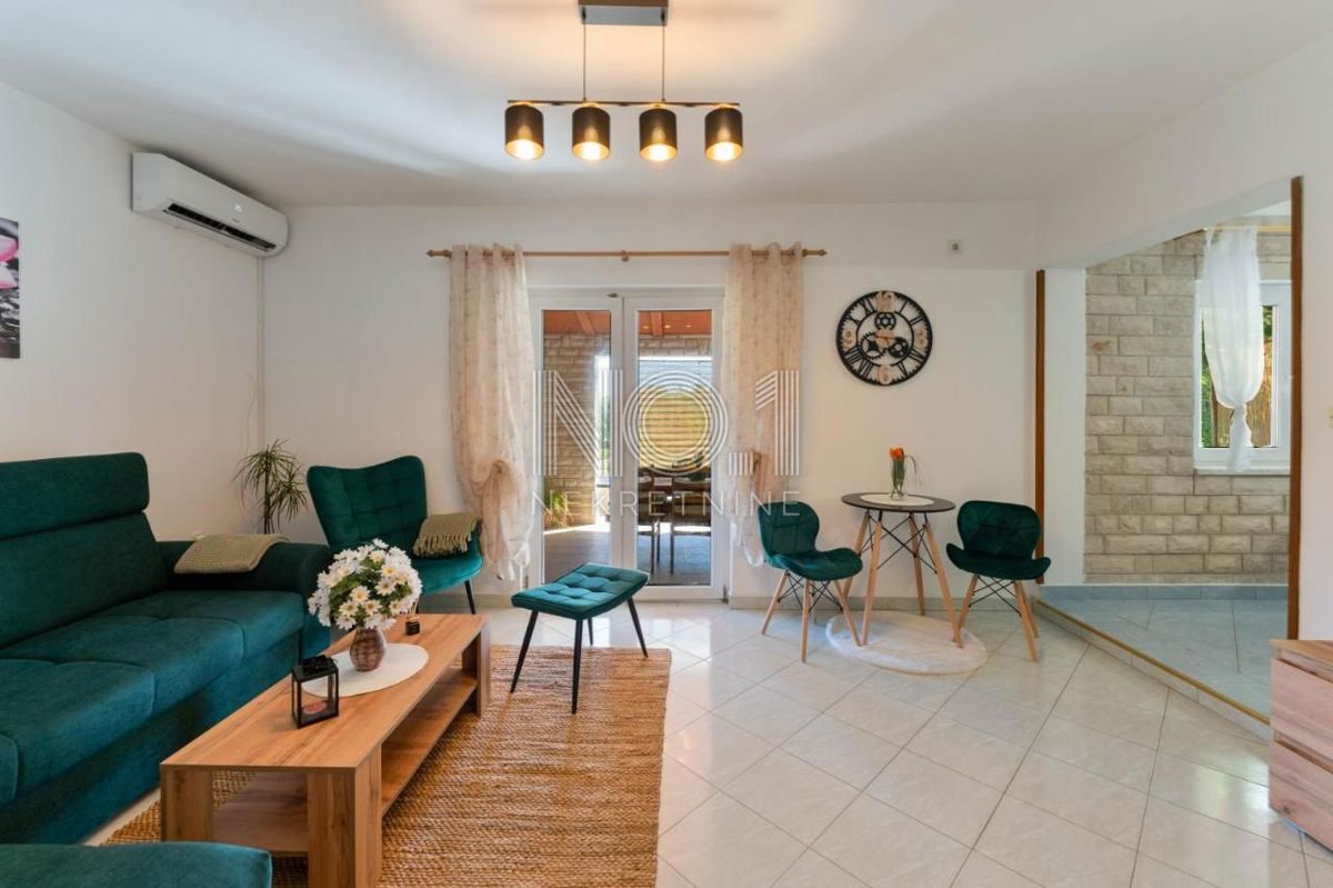 Peruški - prodaja hiše z 2 apartmaji in uhodanim poslom oddajanja