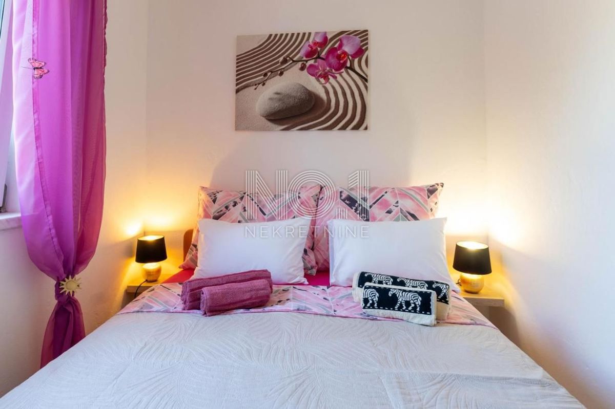 Peruški - prodaja hiše z 2 apartmaji in uhodanim poslom oddajanja