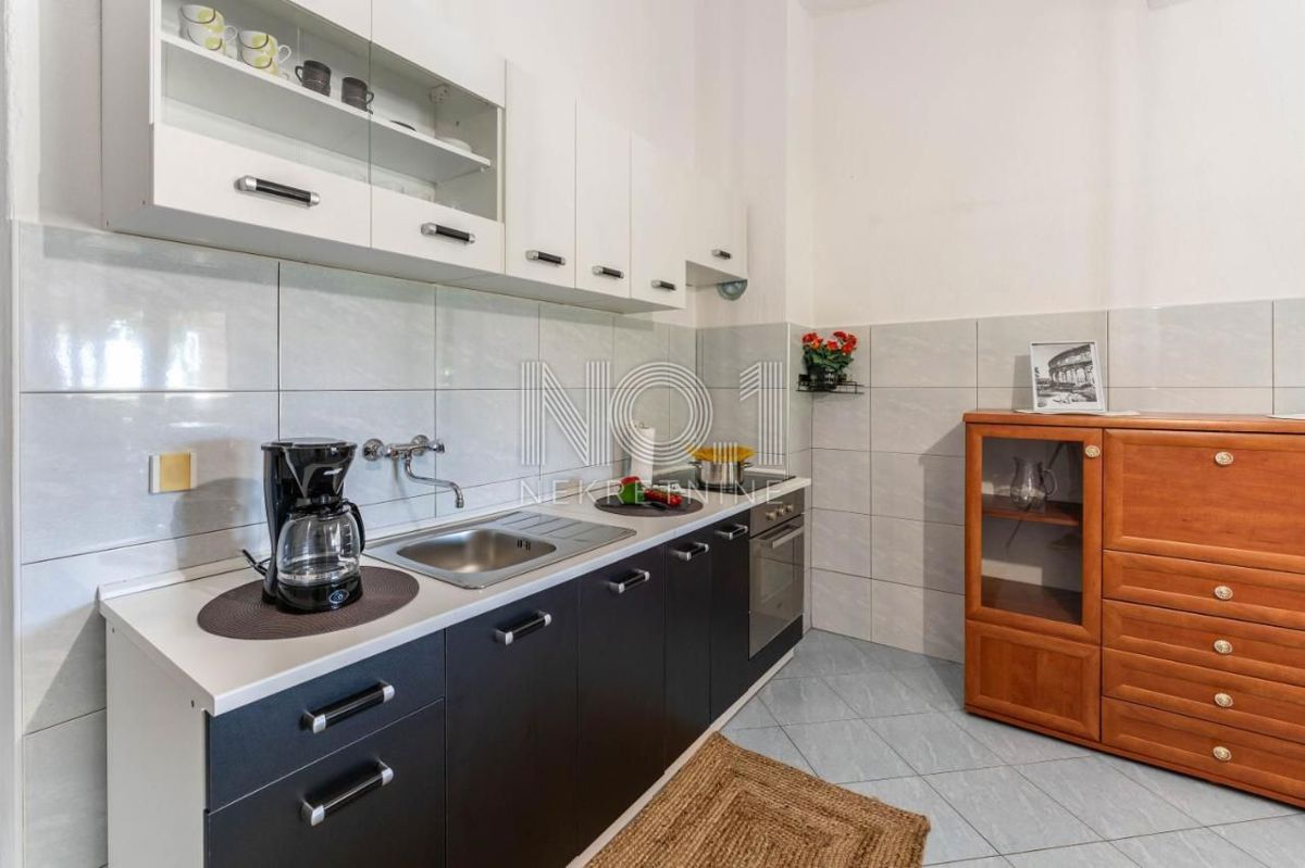 Peruški - prodaja hiše z 2 apartmaji in uhodanim poslom oddajanja