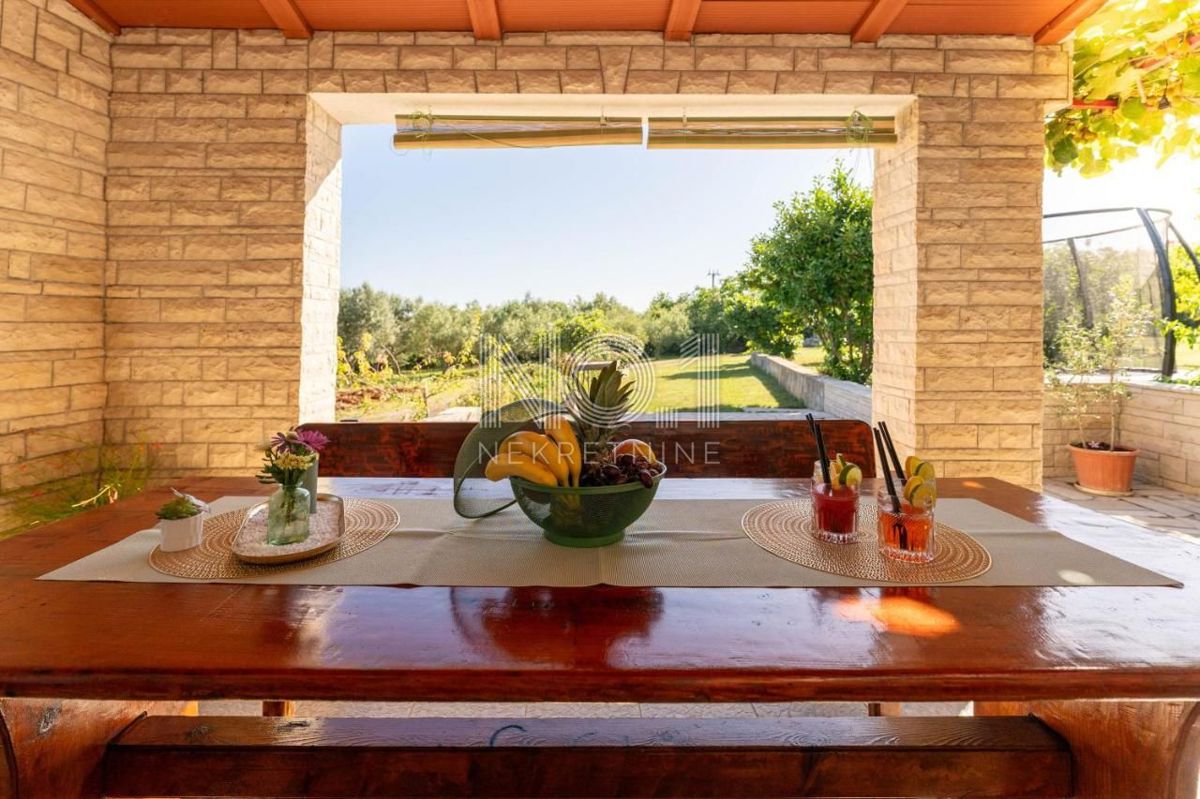 Peruški - prodaja hiše z 2 apartmaji in uhodanim poslom oddajanja