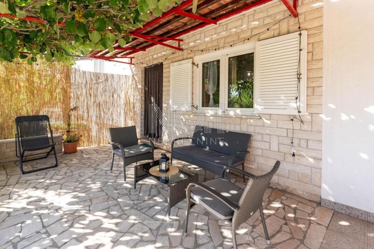 Peruški - prodaja hiše z 2 apartmaji in uhodanim poslom oddajanja