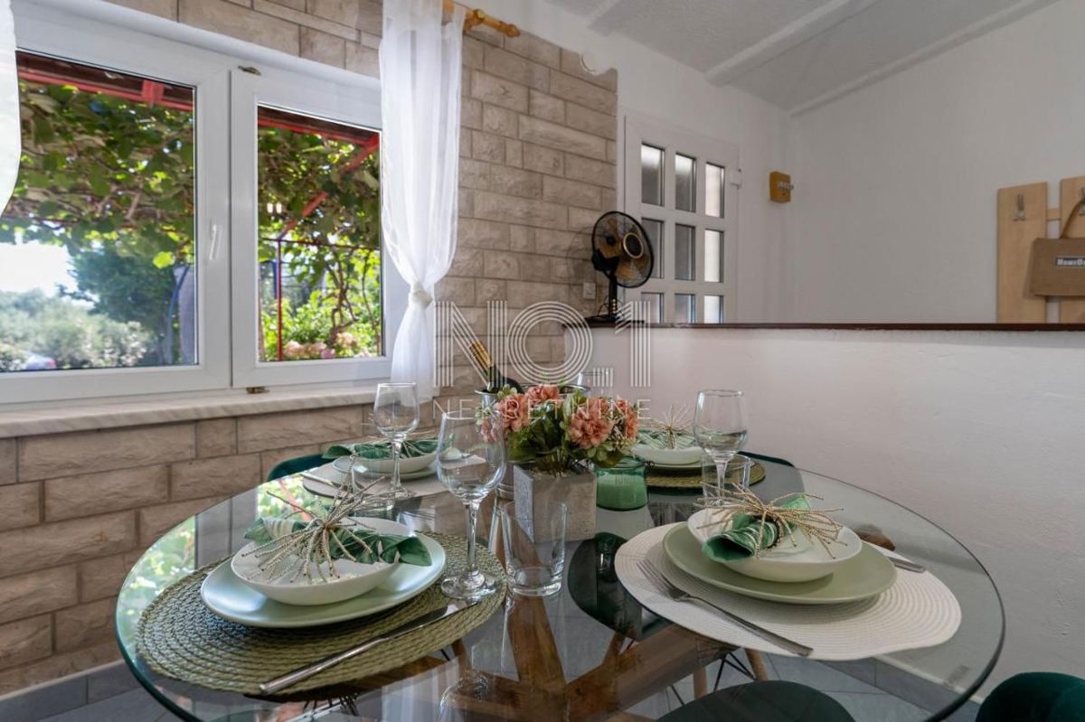 Peruški - prodaja hiše z 2 apartmaji in uhodanim poslom oddajanja