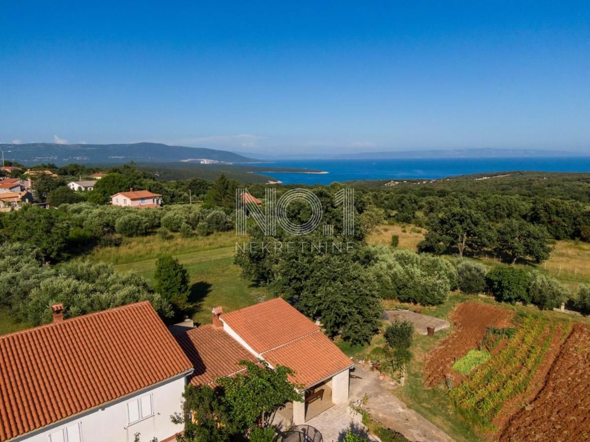 Peruški - prodaja hiše z 2 apartmaji in uhodanim poslom oddajanja
