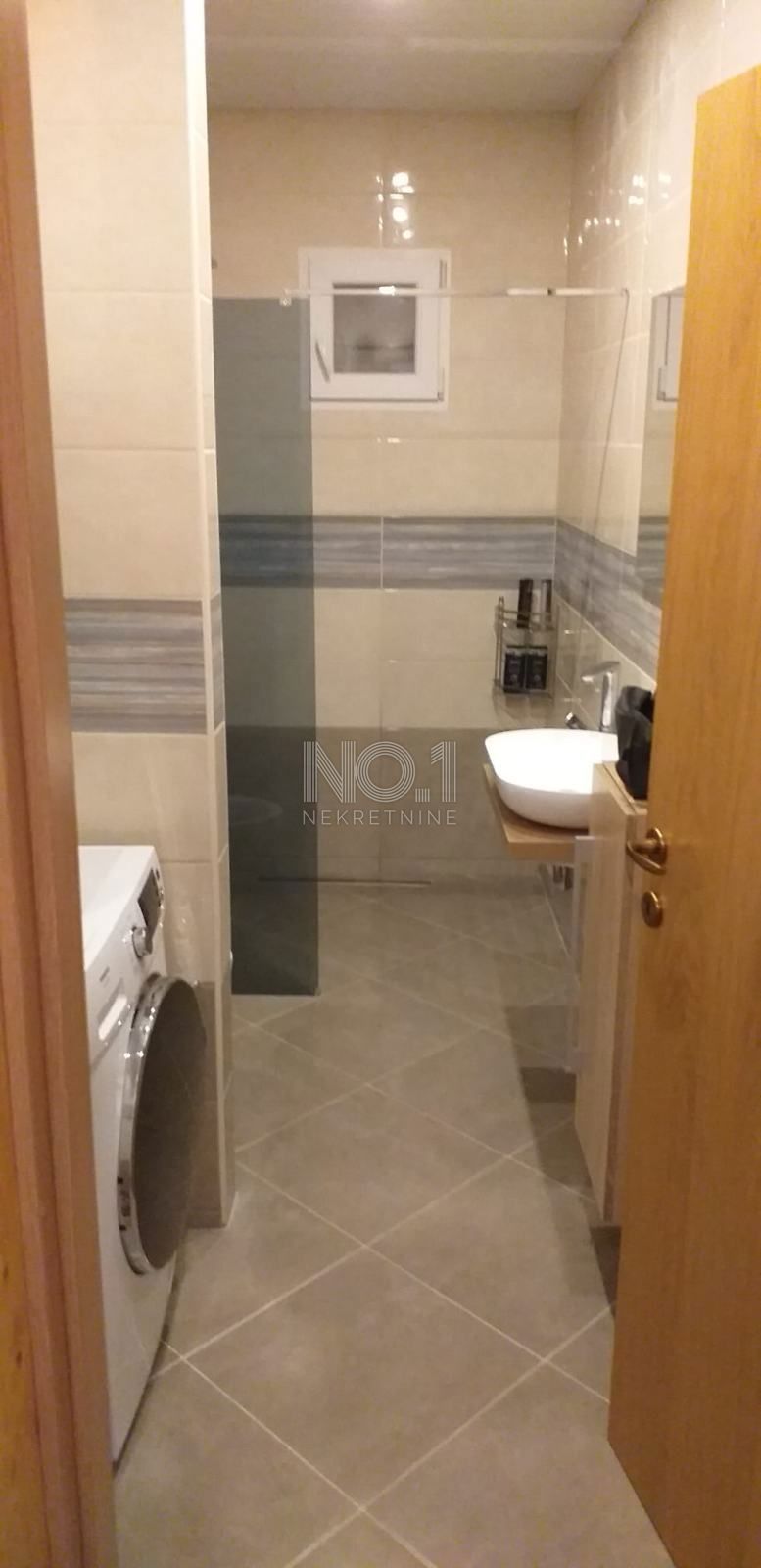  Senj - stanovanje za prodajo s balkonom in pogledom, 200 metrov od morja