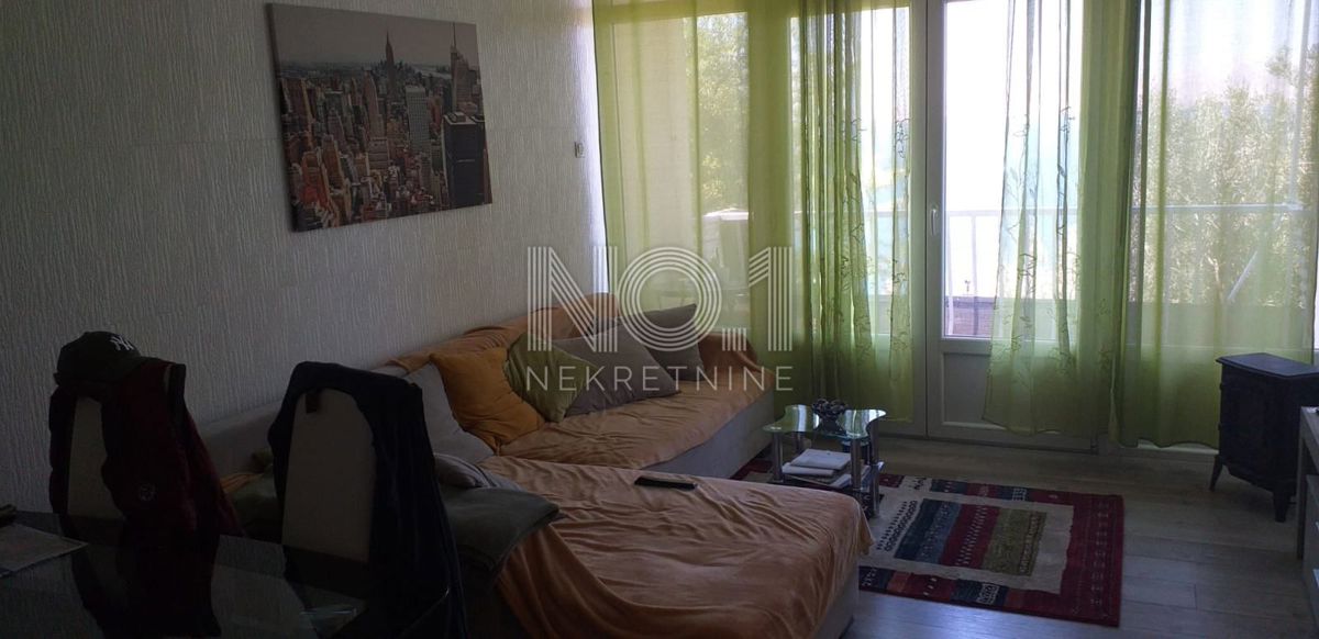  Senj - stanovanje za prodajo s balkonom in pogledom, 200 metrov od morja
