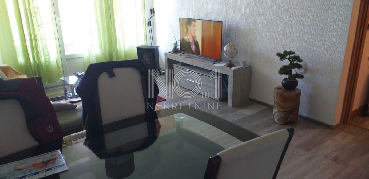  Senj - stanovanje za prodajo s balkonom in pogledom, 200 metrov od morja
