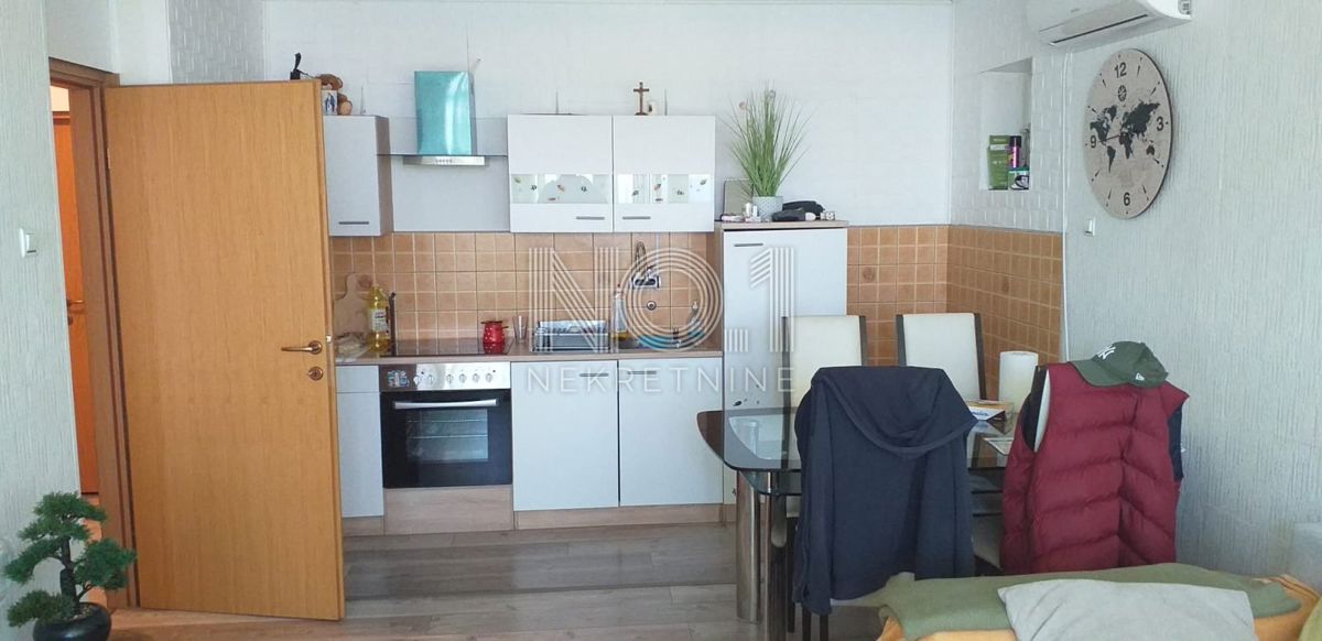  Senj - stanovanje za prodajo s balkonom in pogledom, 200 metrov od morja
