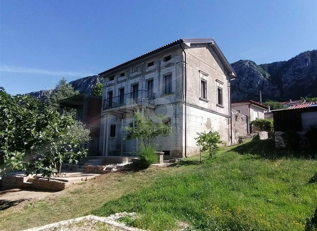 Bribir - Hiša v fazi prenove in pogledom na morje