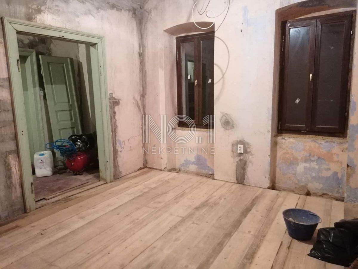 Bribir - Hiša v fazi prenove in pogledom na morje