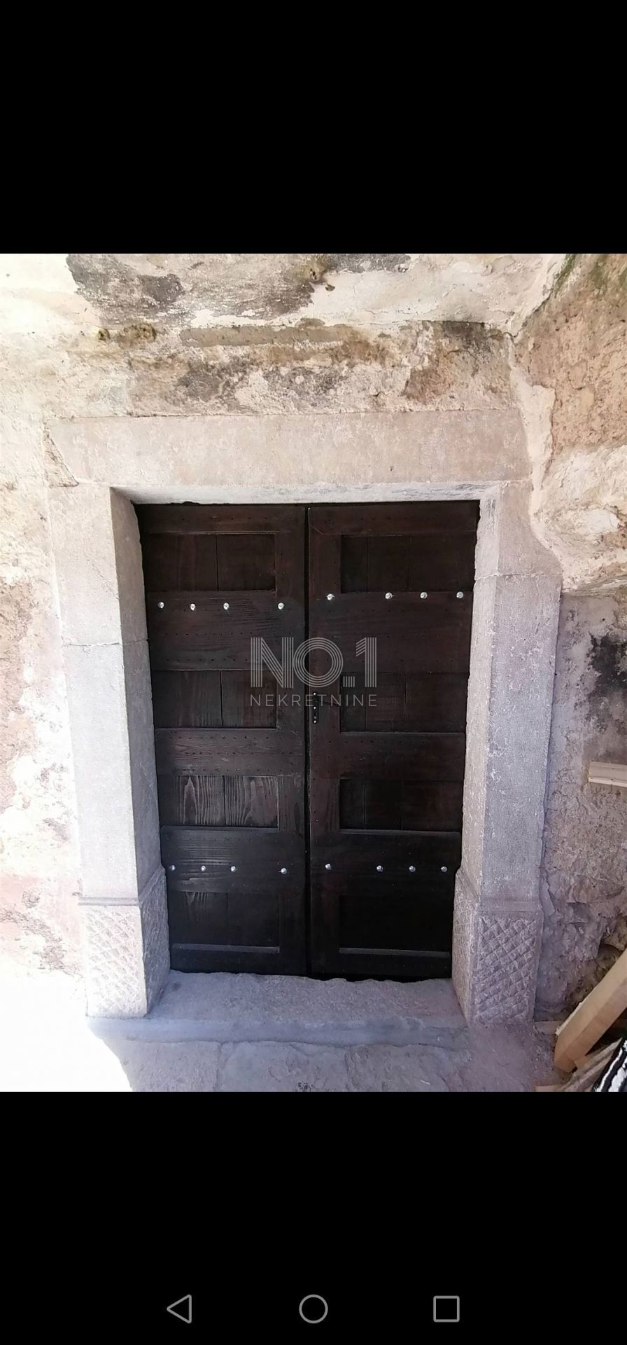 Bribir - Hiša v fazi prenove in pogledom na morje