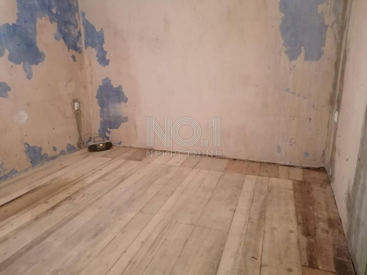 Bribir - Hiša v fazi prenove in pogledom na morje