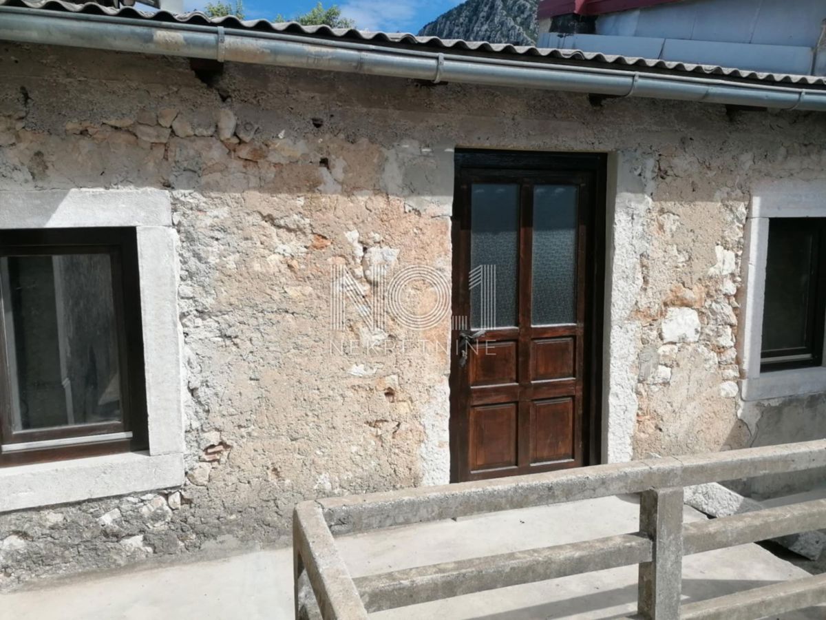 Bribir - Hiša v fazi prenove in pogledom na morje