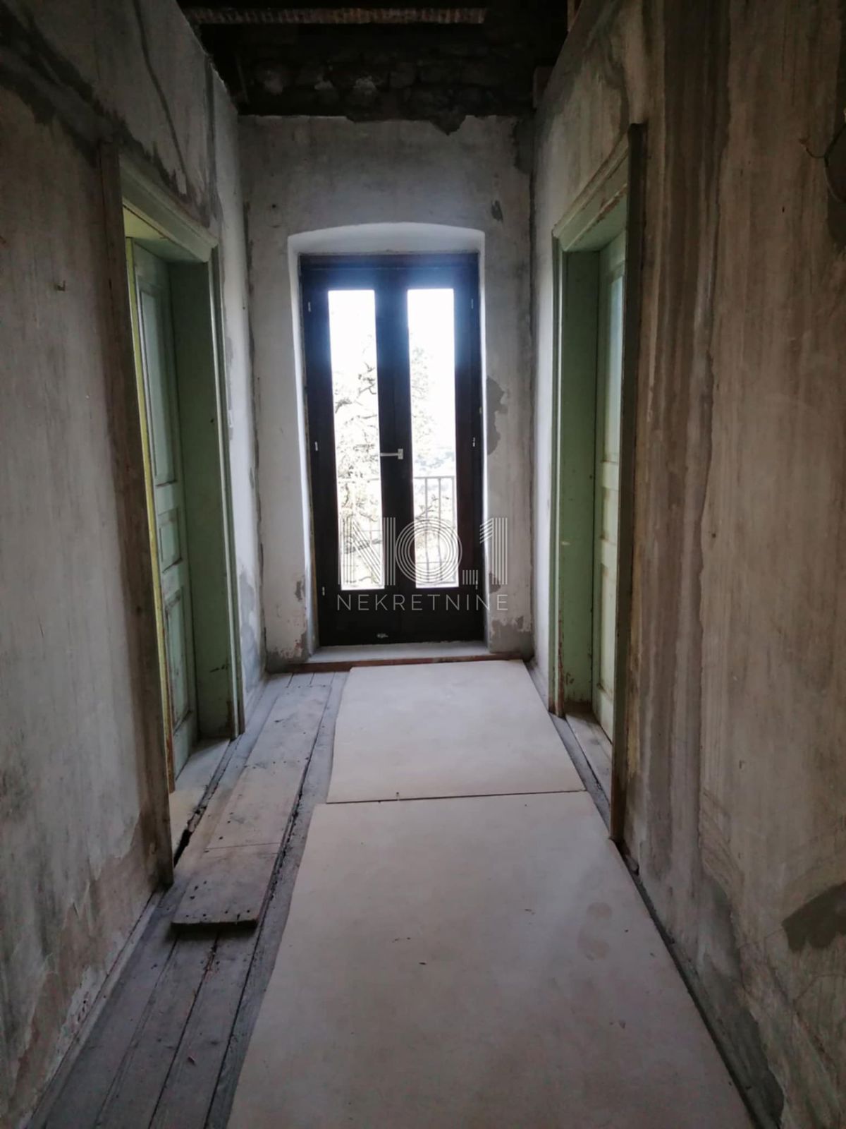 Bribir - Hiša v fazi prenove in pogledom na morje