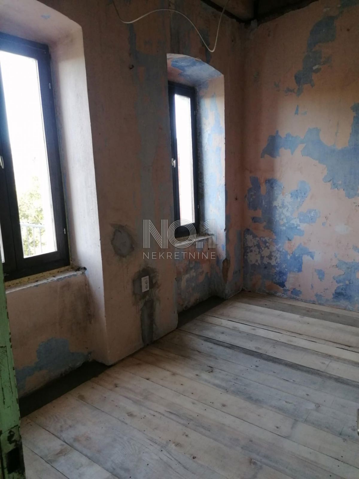 Bribir - Hiša v fazi prenove in pogledom na morje