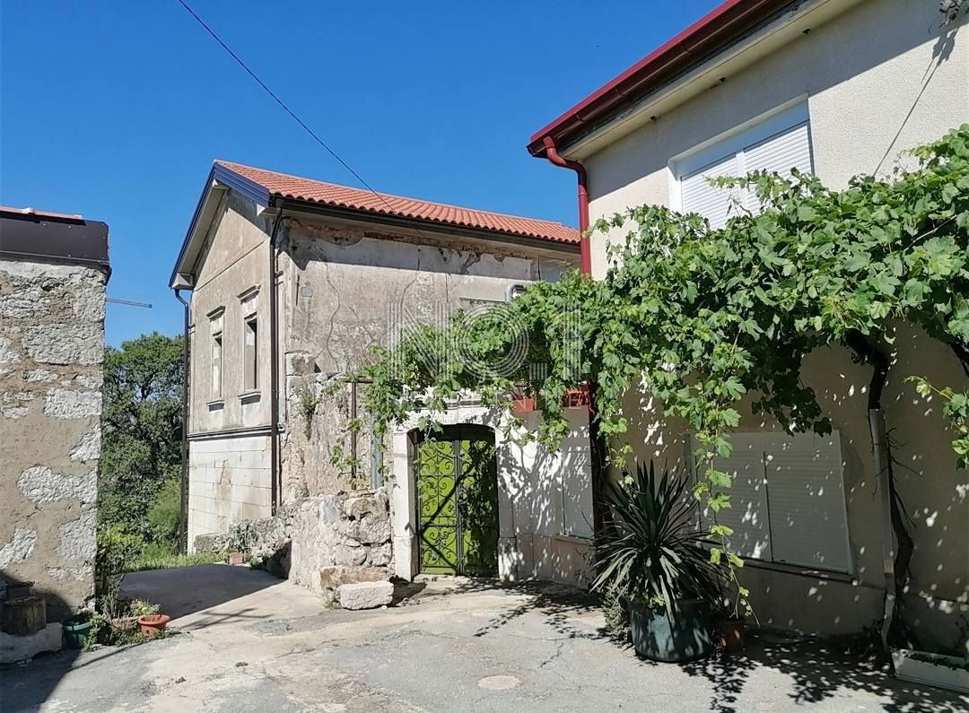 Bribir - Hiša v fazi prenove in pogledom na morje
