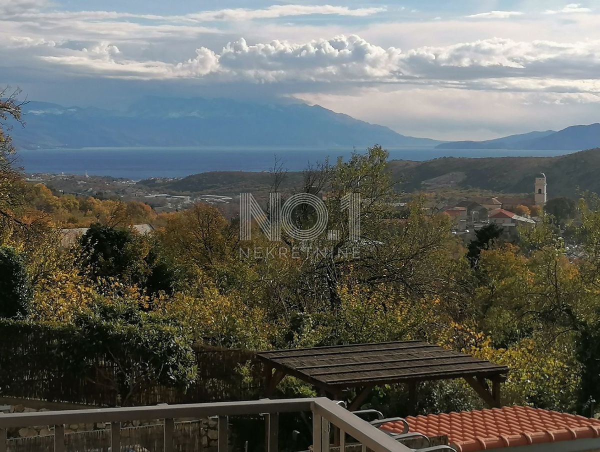 Bribir - Hiša v fazi prenove in pogledom na morje