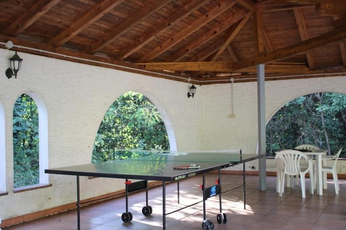 Poreč - prodaja hiše s pogledom na morje in bazenom