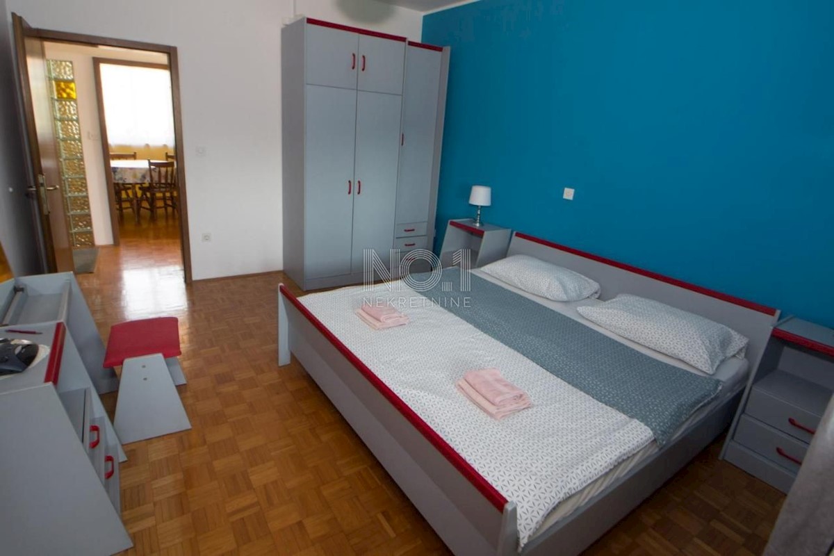 Poreč - prodaja hiše s pogledom na morje in bazenom