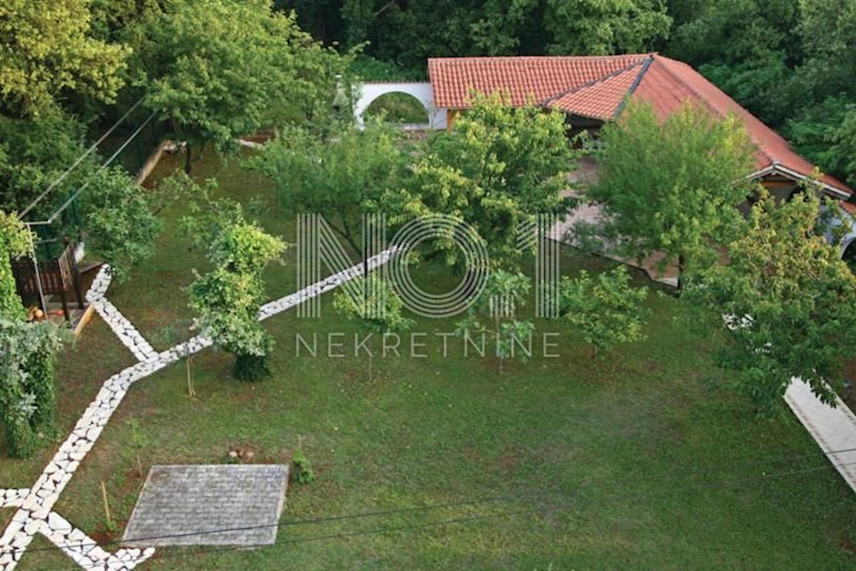 Poreč - prodaja hiše s pogledom na morje in bazenom