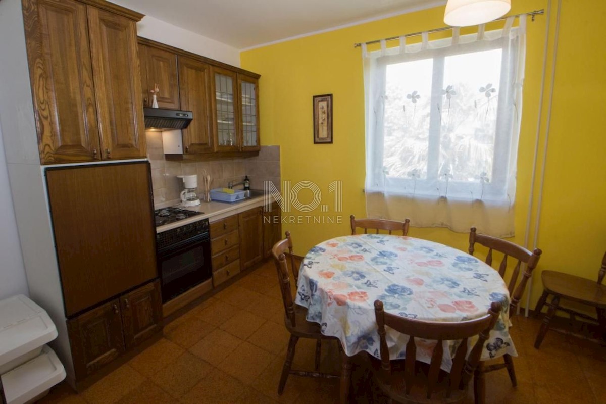 Poreč - prodaja hiše s pogledom na morje in bazenom