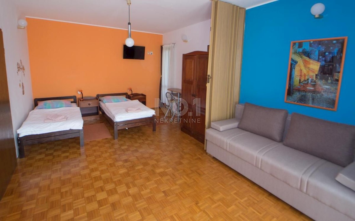 Poreč - prodaja hiše s pogledom na morje in bazenom