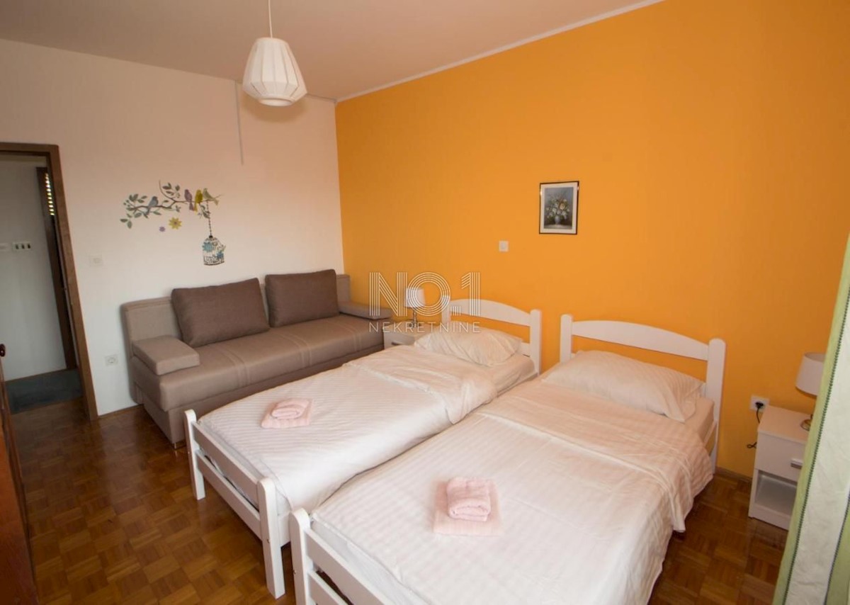 Poreč - prodaja hiše s pogledom na morje in bazenom