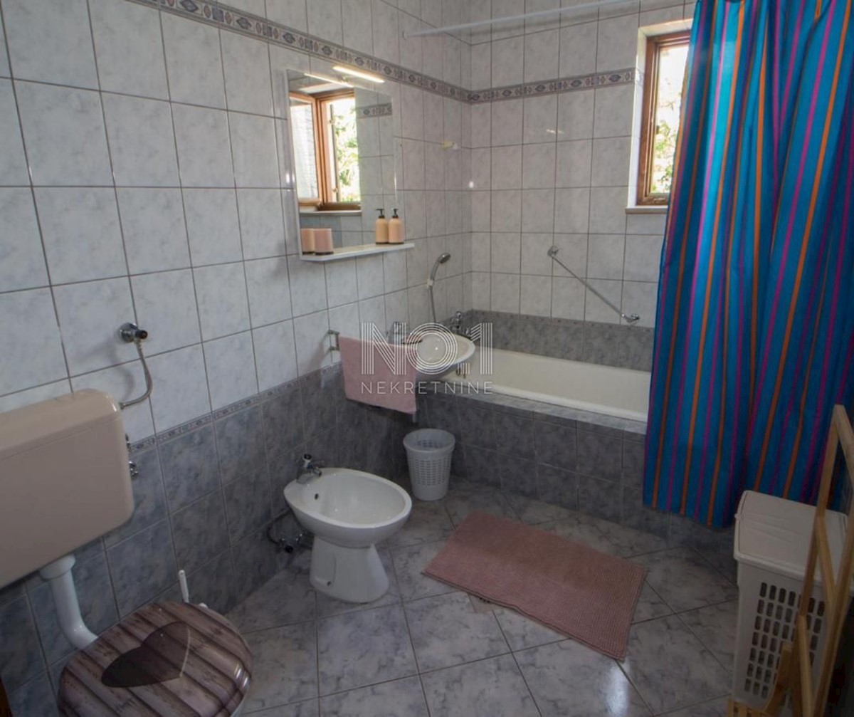 Poreč - prodaja hiše s pogledom na morje in bazenom