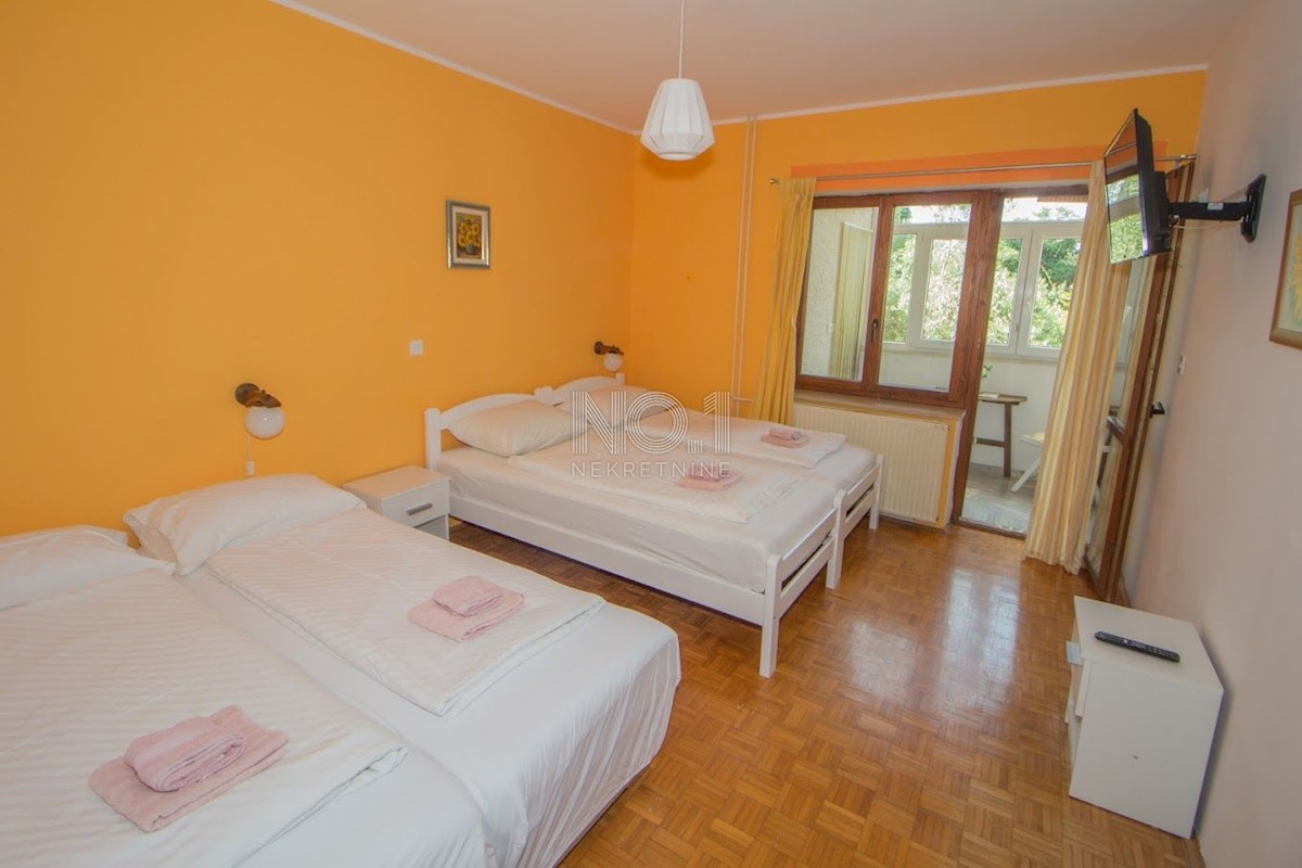 Poreč - prodaja hiše s pogledom na morje in bazenom