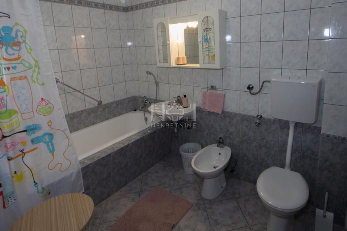 Poreč - prodaja hiše s pogledom na morje in bazenom