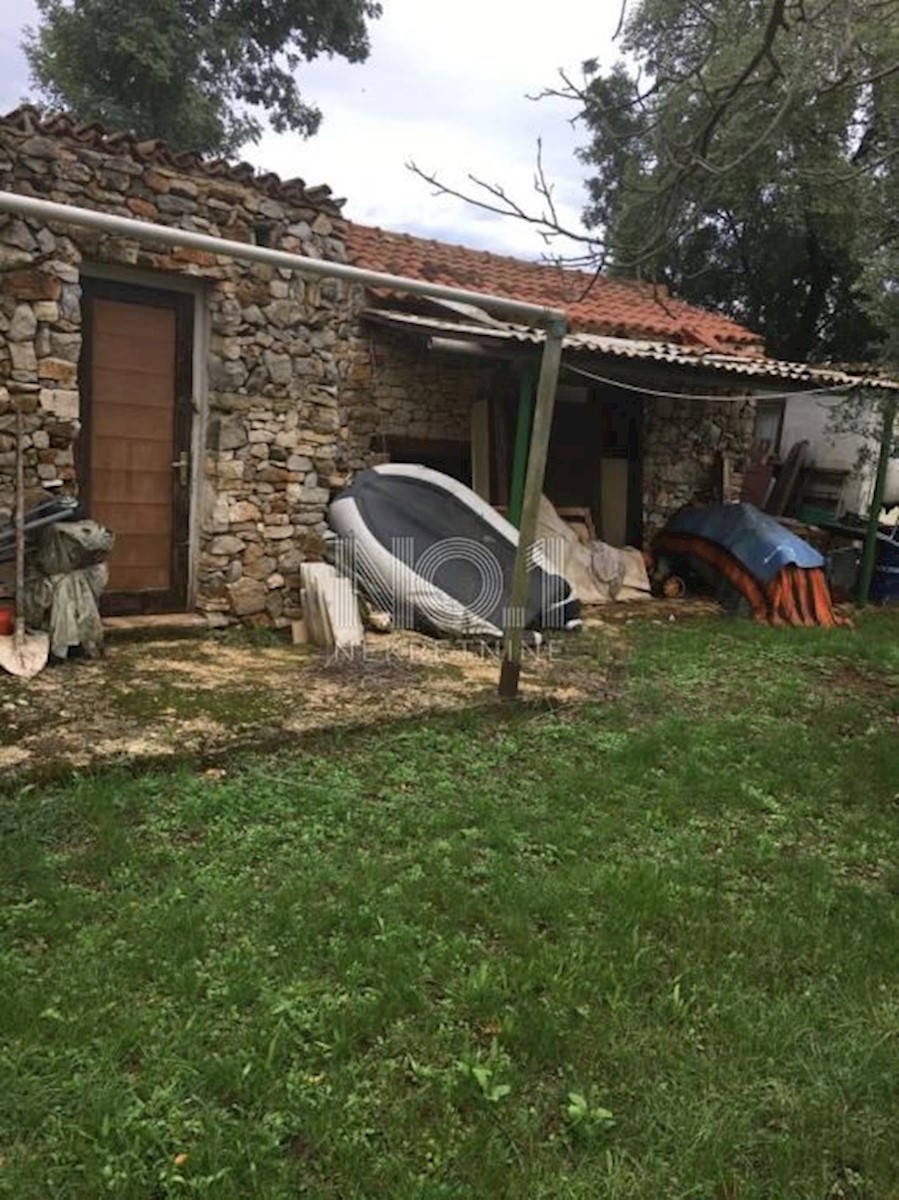 Rovinj - kmetijsko zemljišče z objektom