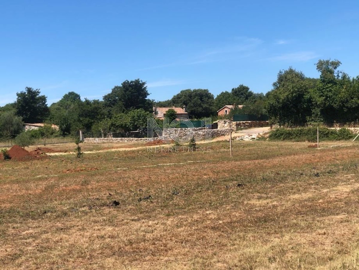 Rovinj - kmetijsko zemljišče z objektom