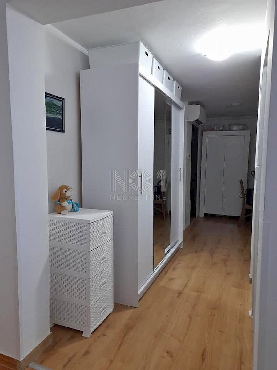 Crikvenica - udobno trisobno stanovanje s teraso 