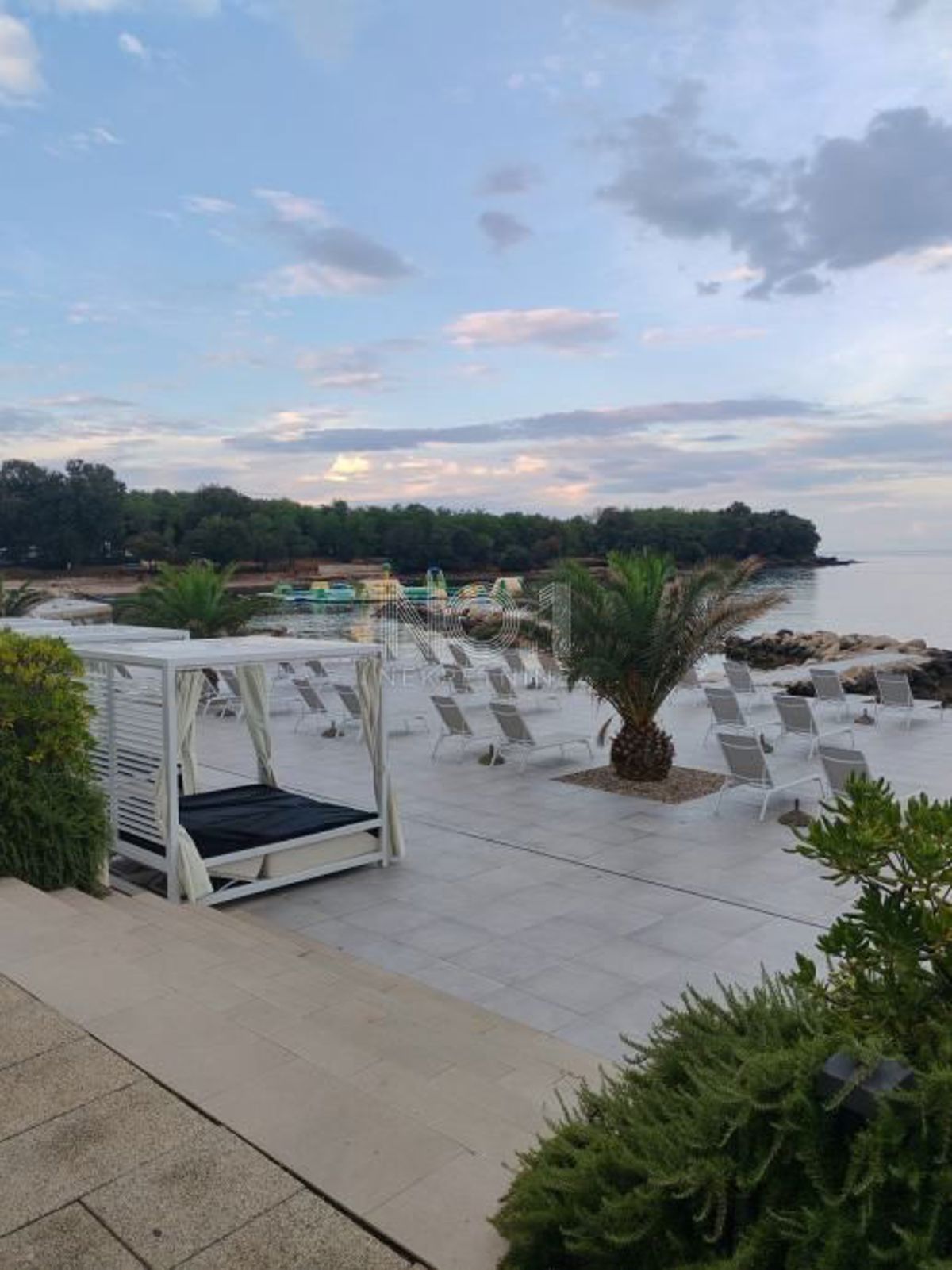 Novigrad - prostorno stanovanje z vrtom v mirnem delu Marede