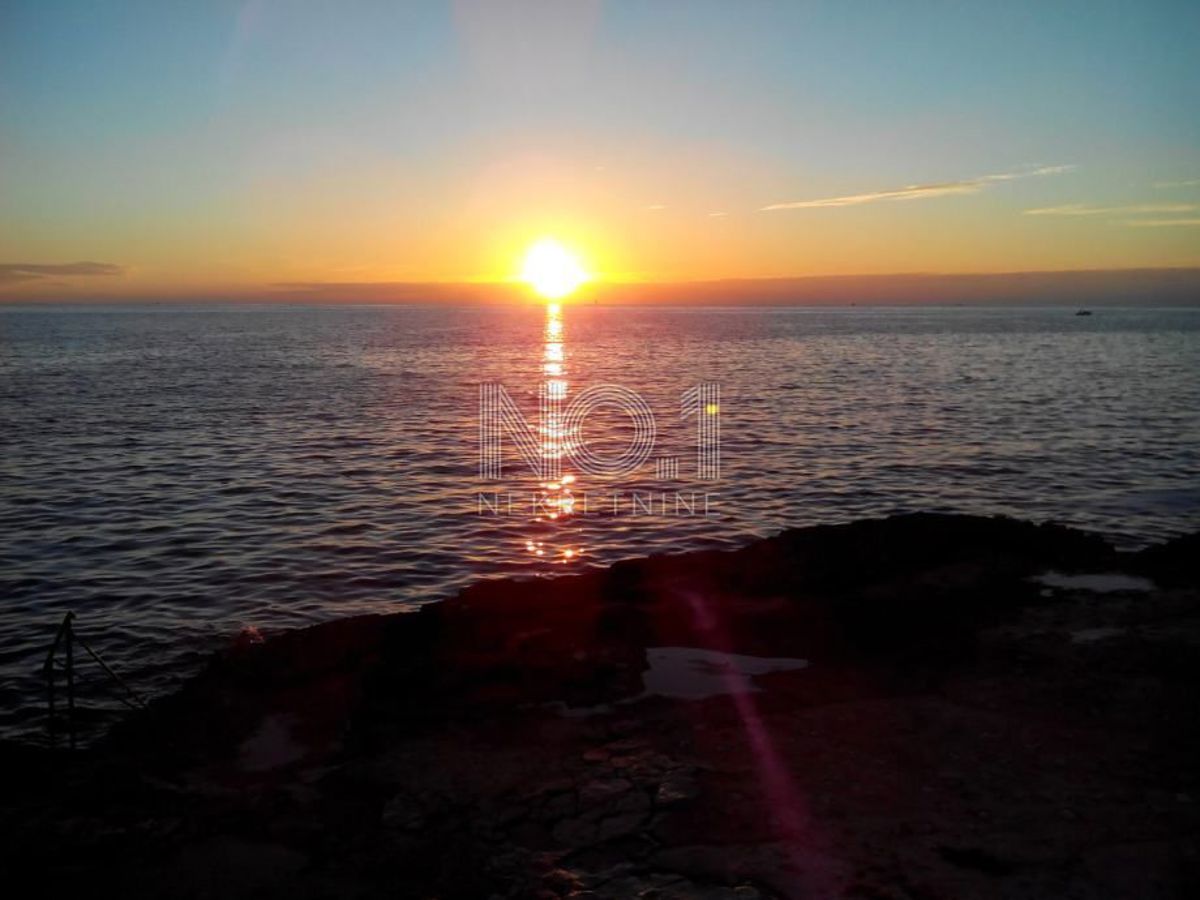 Novigrad - prostorno stanovanje z vrtom v mirnem delu Marede