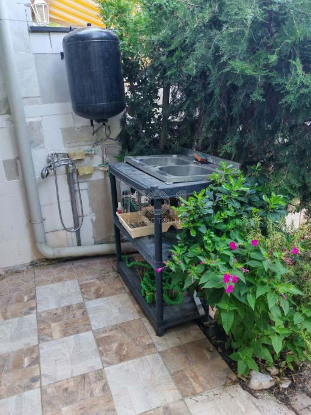 Novigrad - prostorno stanovanje z vrtom v mirnem delu Marede