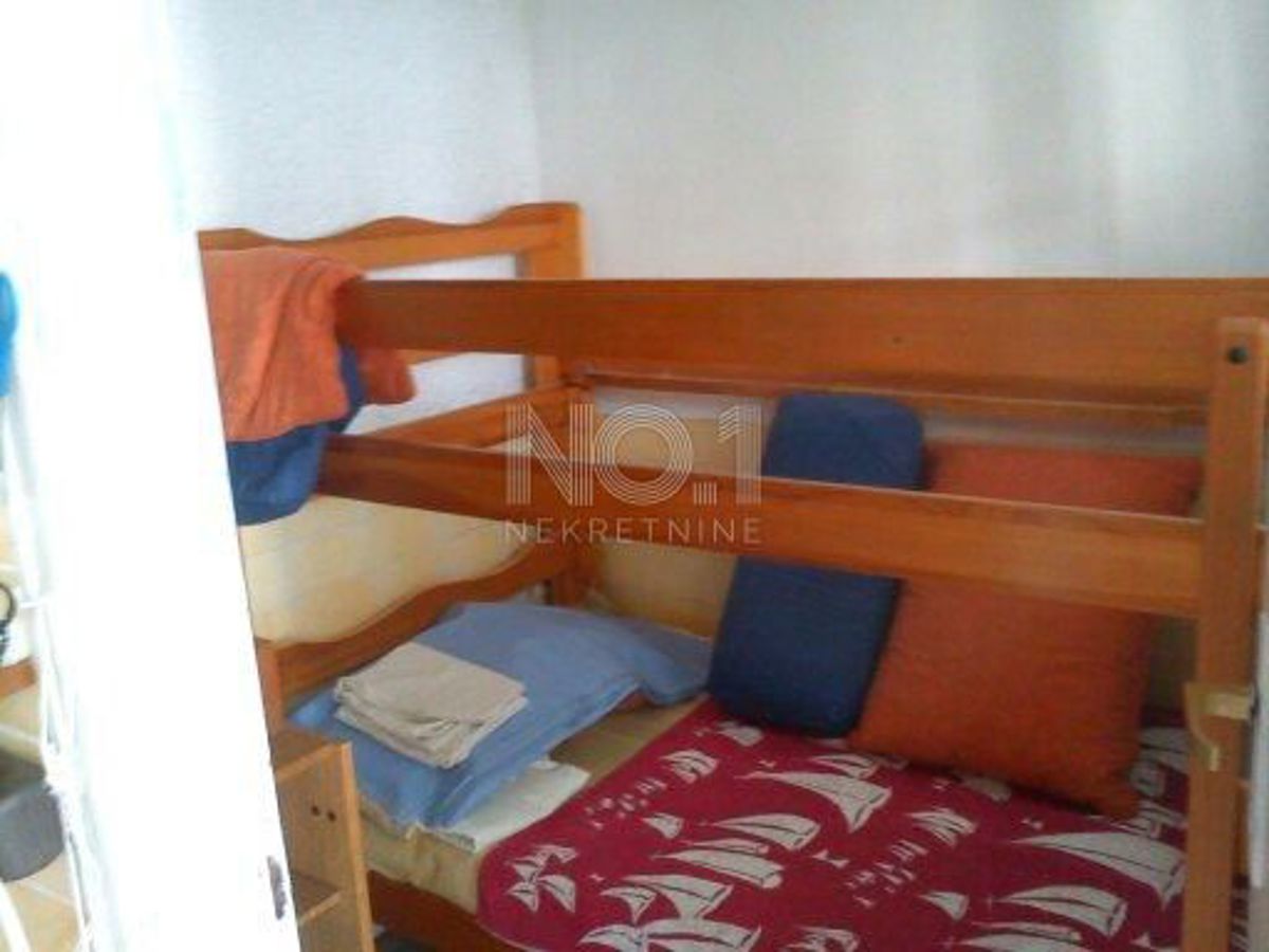Novigrad - prostorno stanovanje z vrtom v mirnem delu Marede