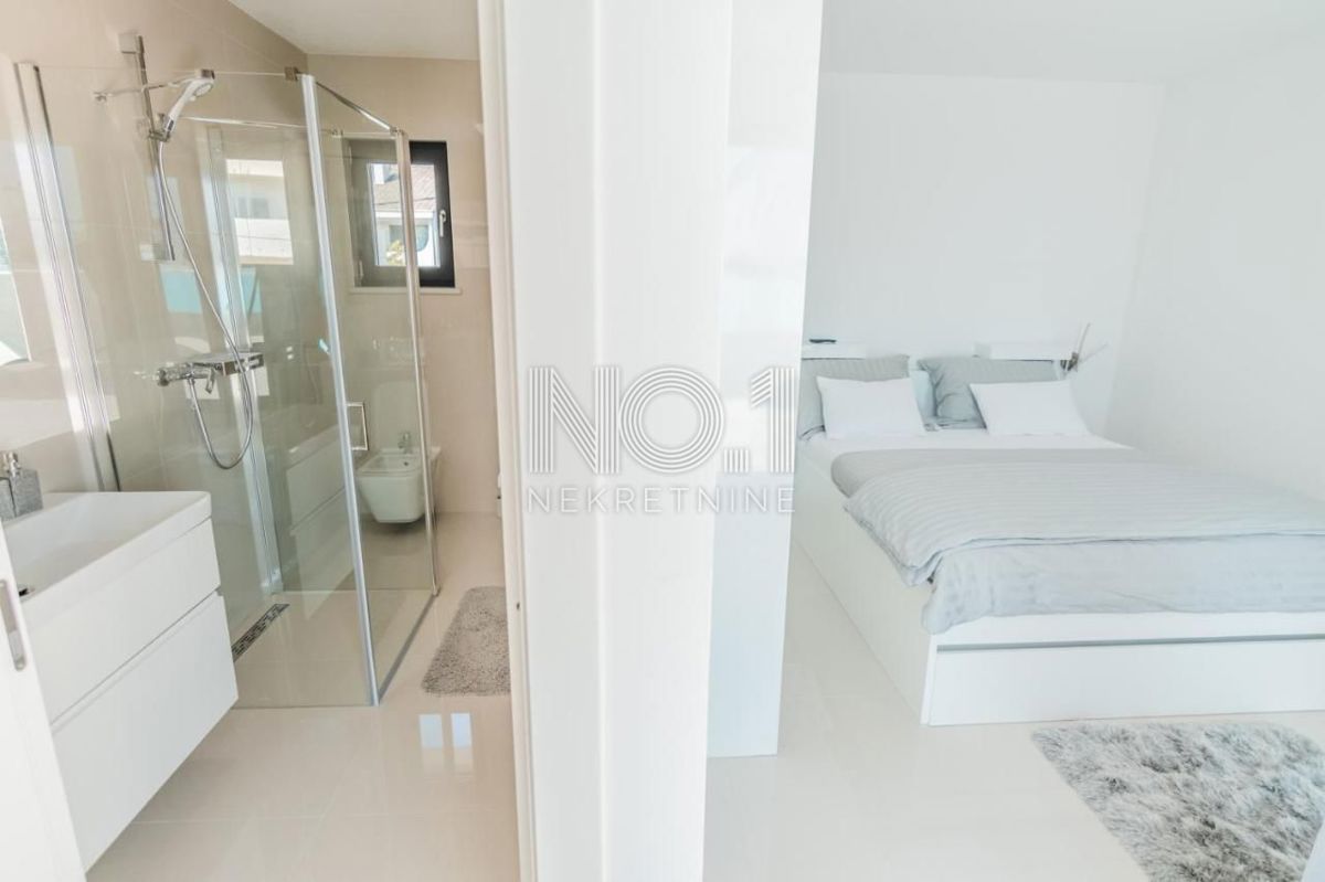 Pobri - prodaja penthousea z bazenom