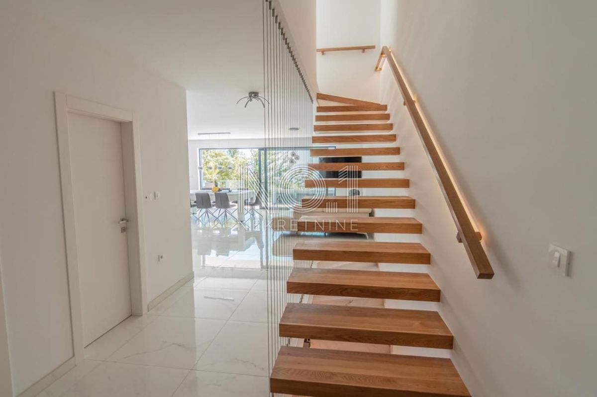 Pobri - prodaja penthousea z bazenom